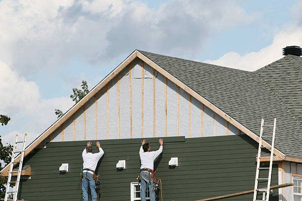 Professional Emergency Siding Repair technician working in Wedgefield, SC